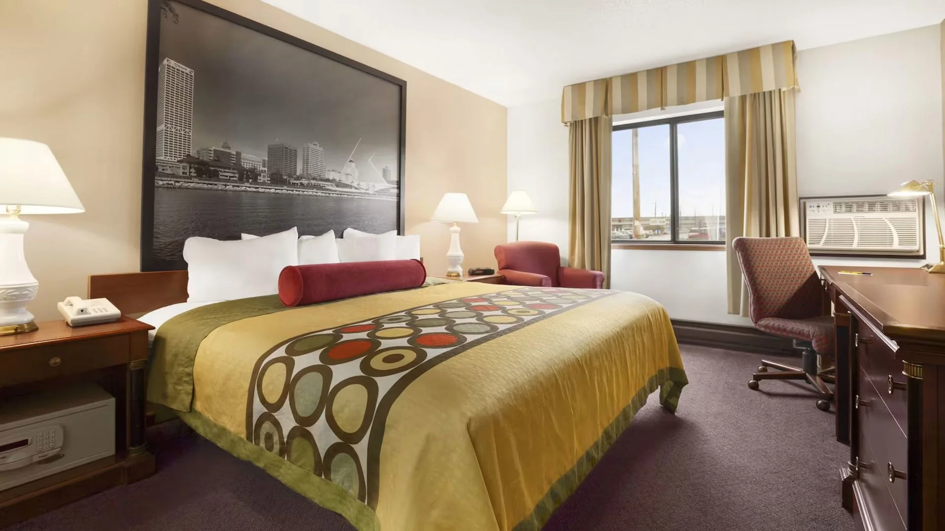 Super 8 by Wyndham Milwaukee Airport — Sale in Milwaukee, WI, photo 2 of 3