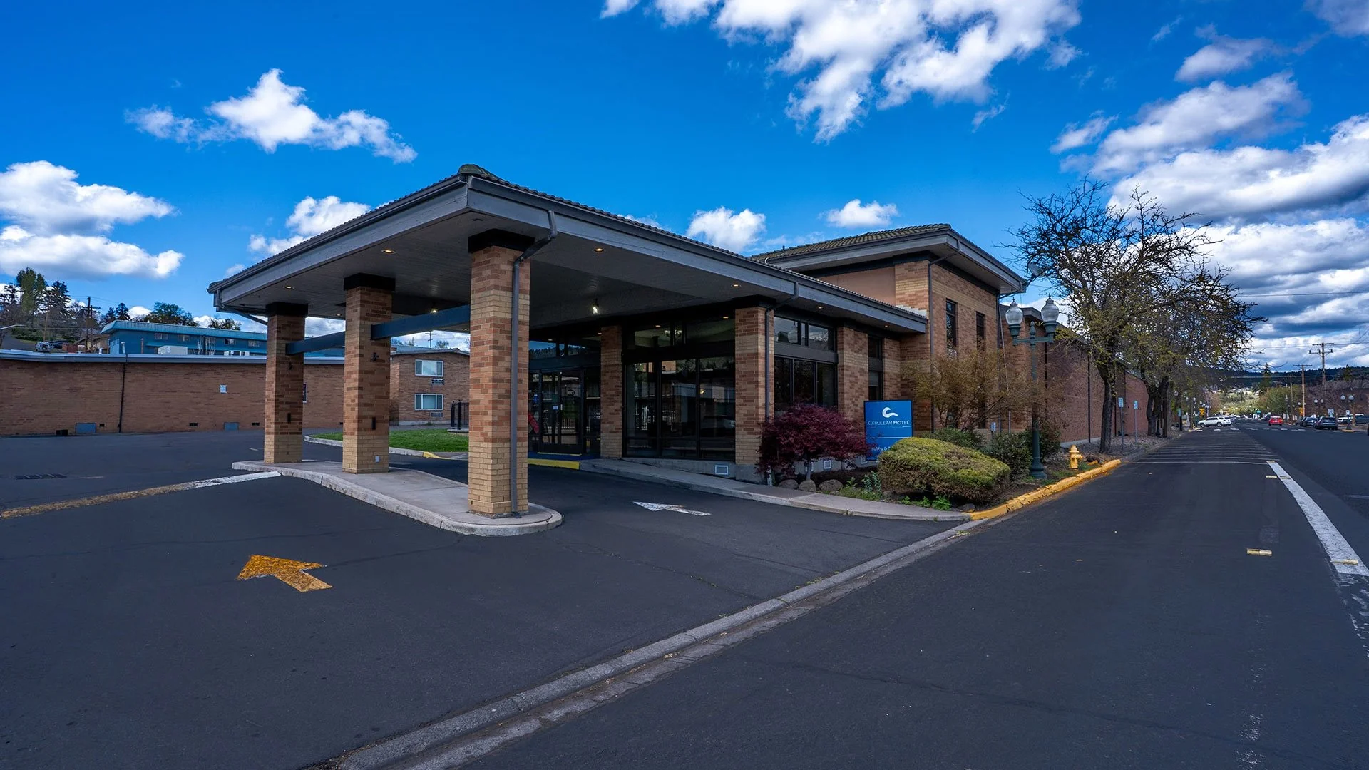 Cerulean Hotel & Waffle Hut & Eatery — Sale in Klamath Falls, OR, photo 1 of 4