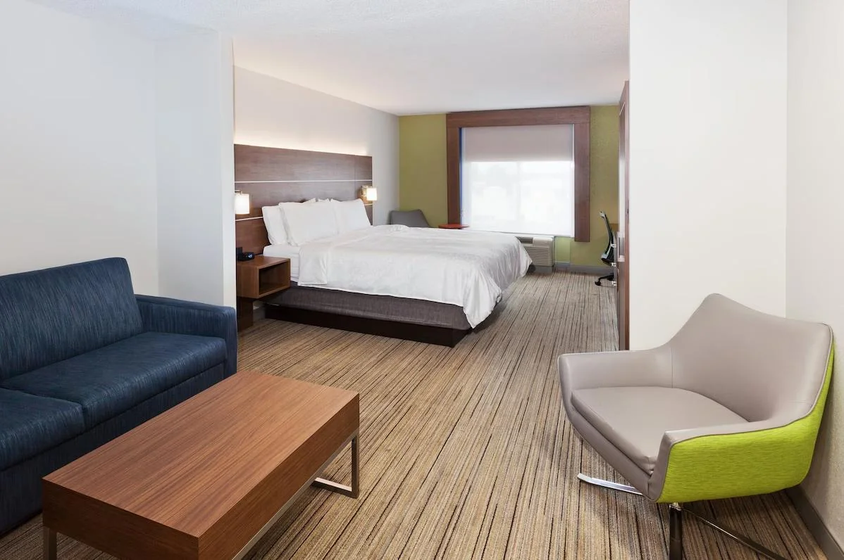 Holiday Inn Express & Suites Dothan — Sale in Dothan, AL, photo 2 of 5