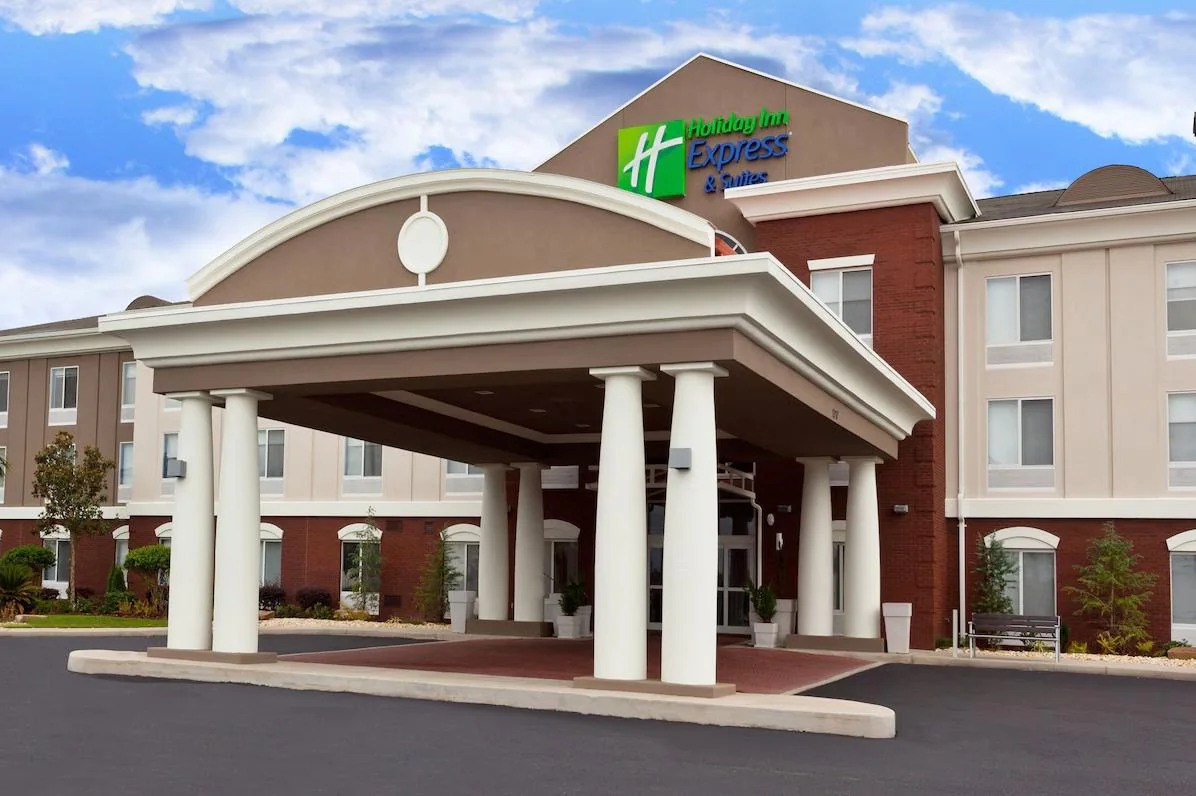 Holiday Inn Express & Suites Dothan — Sale in Dothan, AL, photo 1 of 5