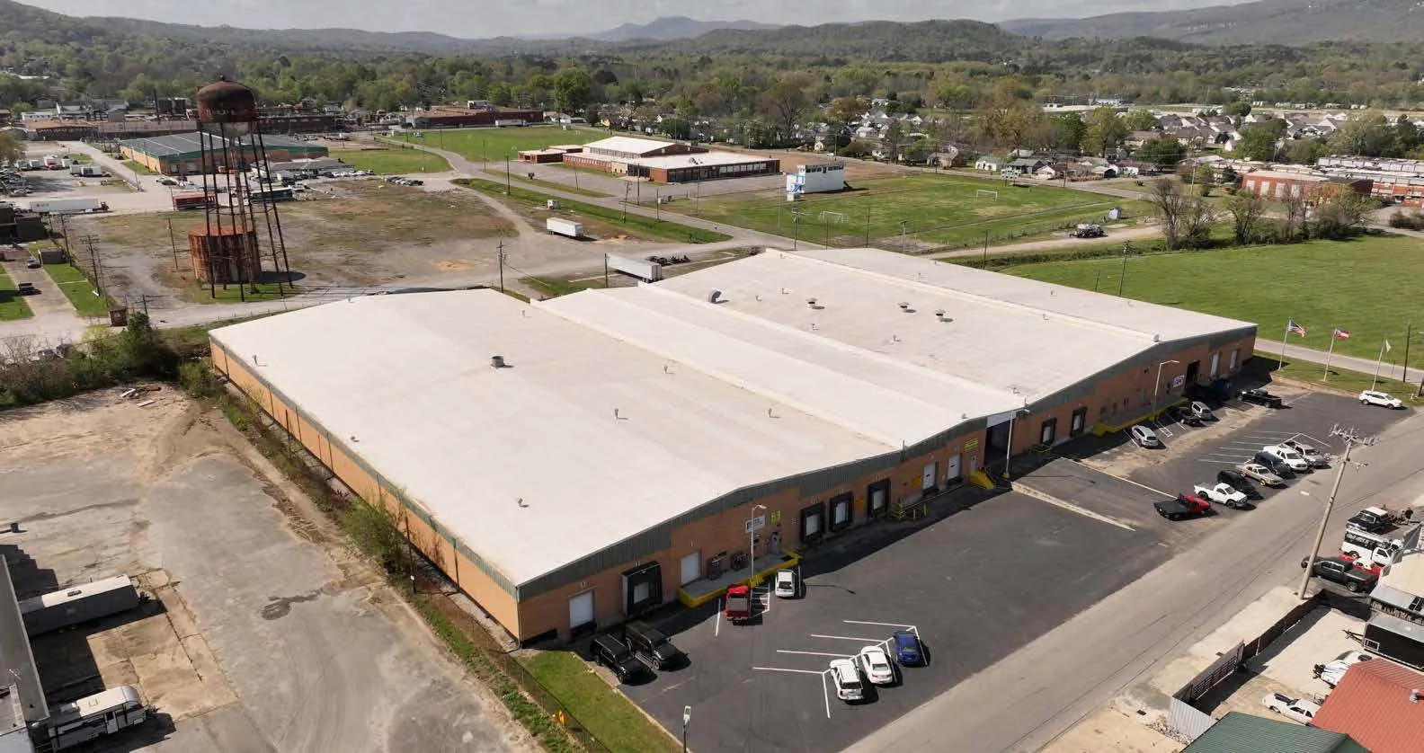 100% NNN Leased Cross Docked Warehouse — Sale in Rossville, GA, photo 1 of 2