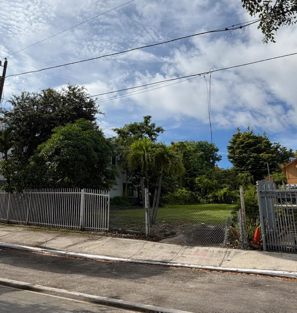 160 NW 33rd St — Sale in Miami, FL, photo 2 of 3