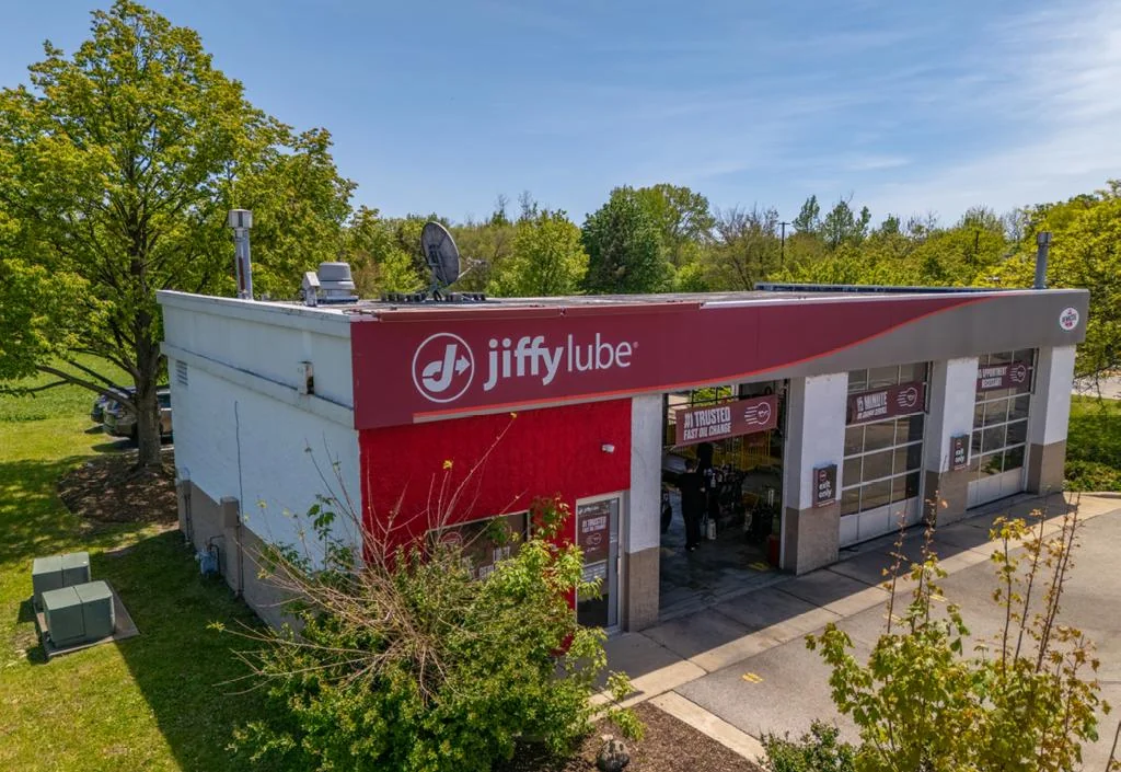 Jiffy Lube | Absolute NNN Lease — Sale in Elgin, IL, photo 3 of 8