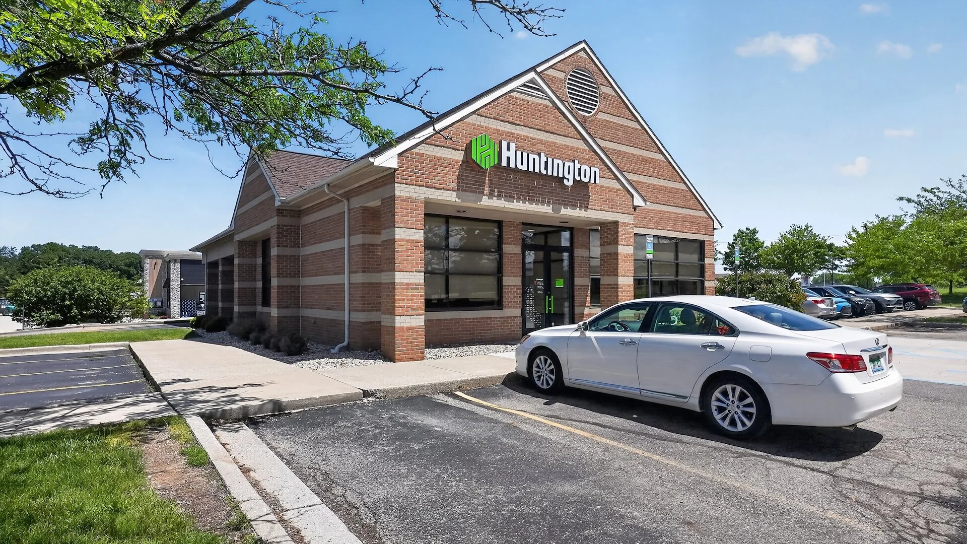 Huntington Bank — Sale in Fenton, MI, photo 1 of 4