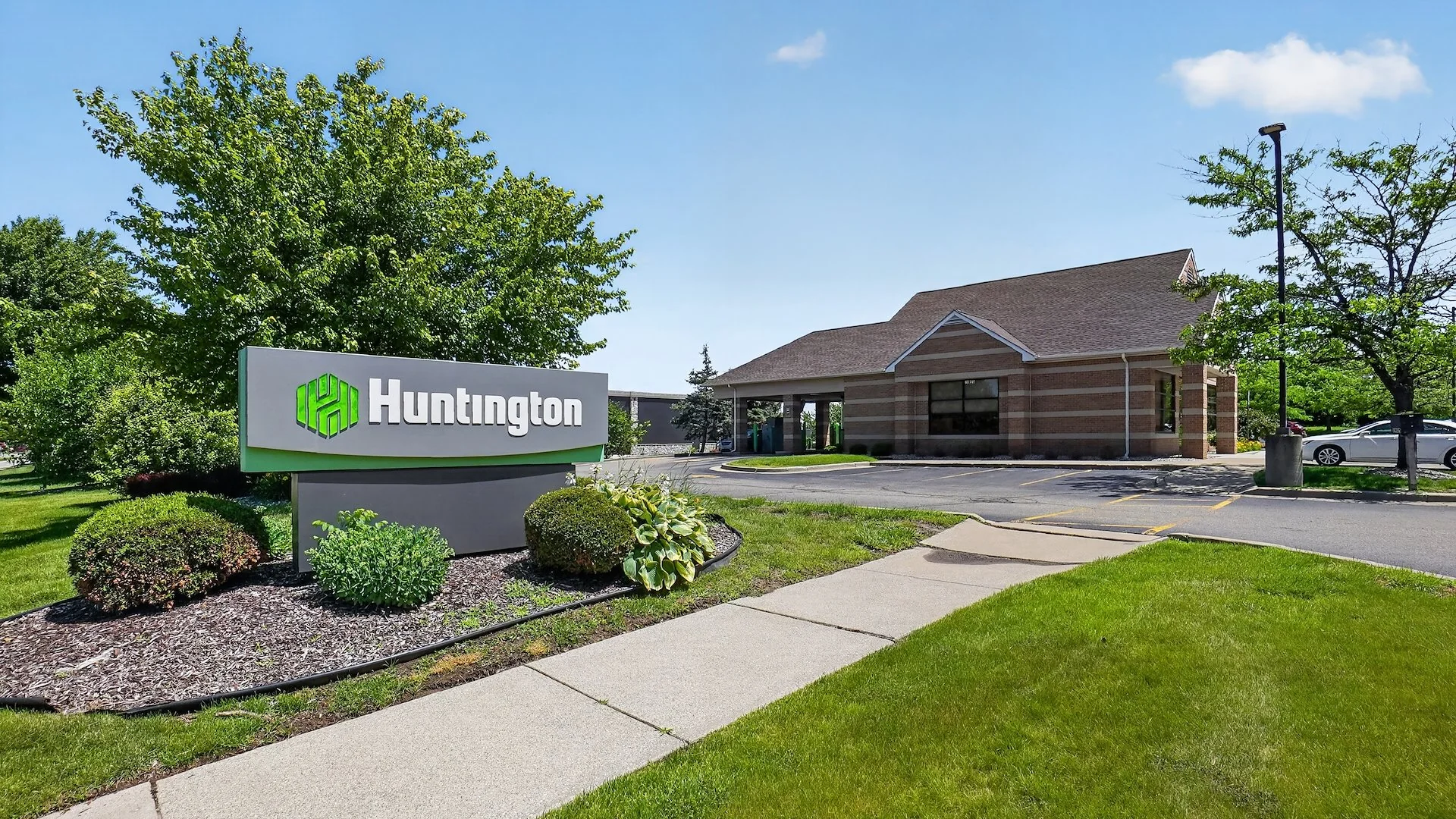 Huntington Bank — Sale in Fenton, MI, photo 3 of 4