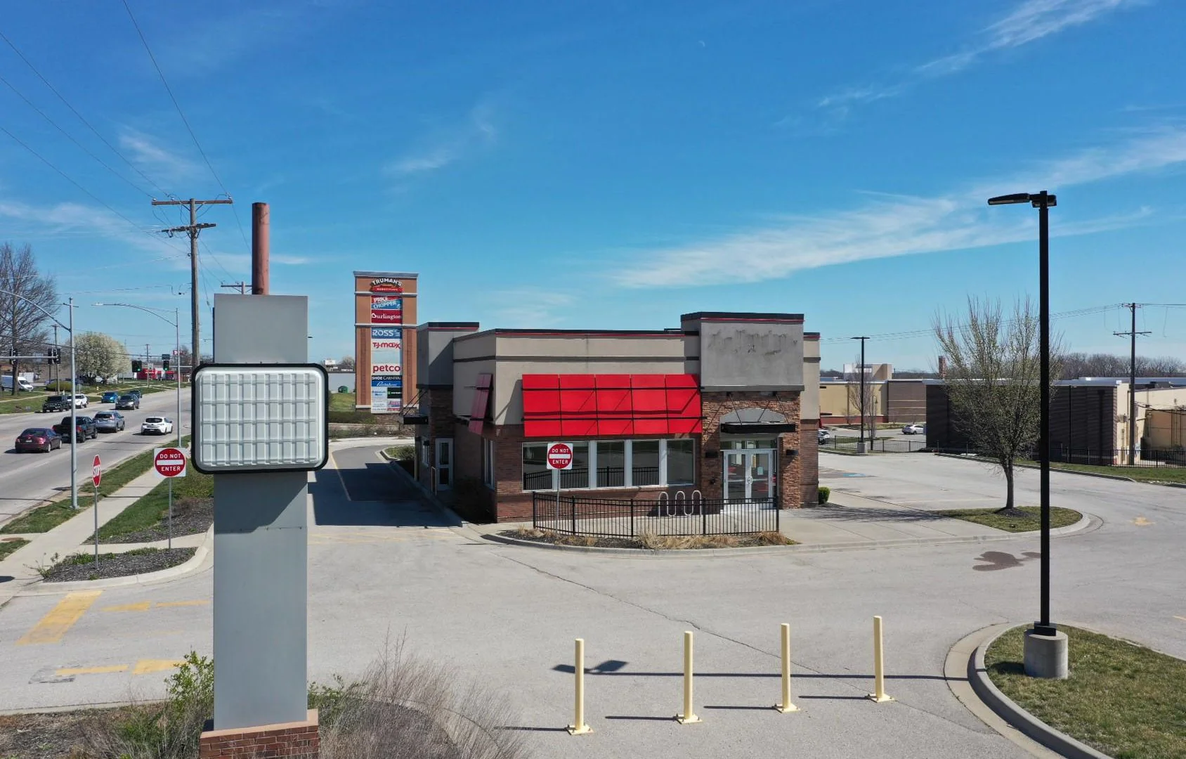 Former Hardee's Restaurant — Sale in Grandview, MO, photo 1 of 2