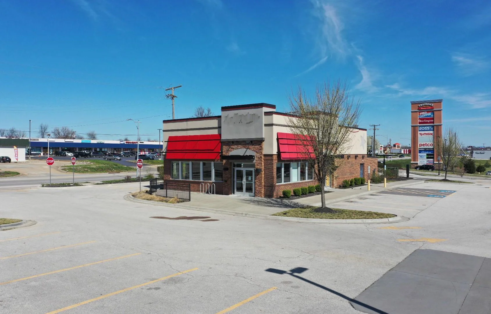 Former Hardee's Restaurant — Sale in Grandview, MO, photo 2 of 2