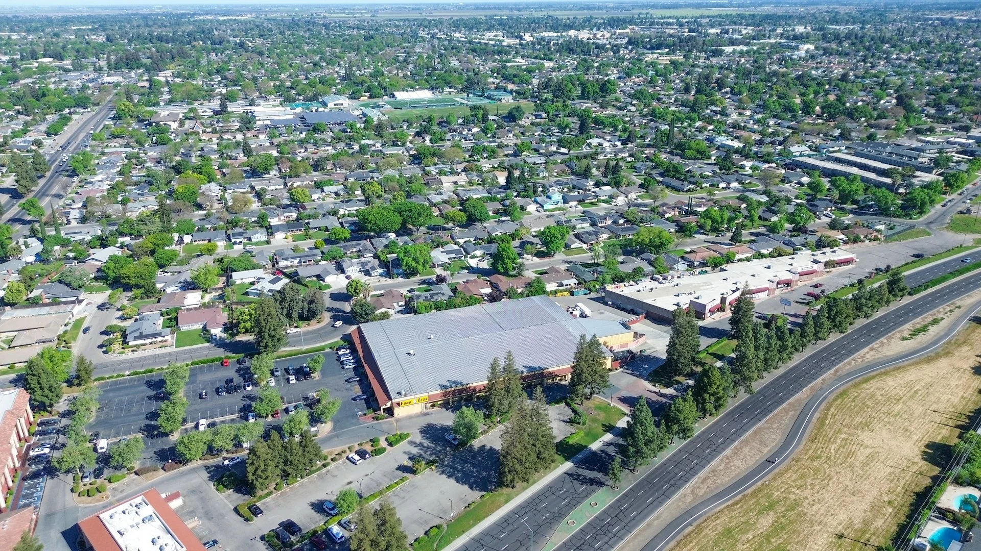 Food 4 Less | New 10-Year Lease Commitment | $1.1M… — Sale in Stockton, CA, photo 2 of 4