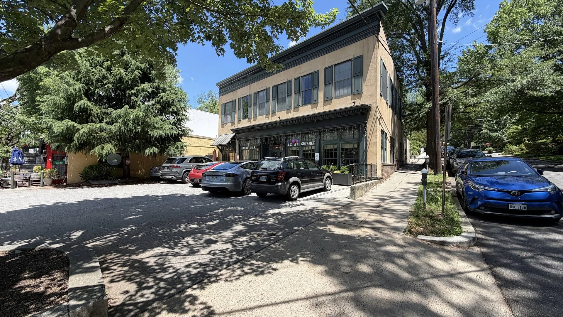 5101 MacArthur Blvd NW — Sale in Washington, DC, photo 2 of 5