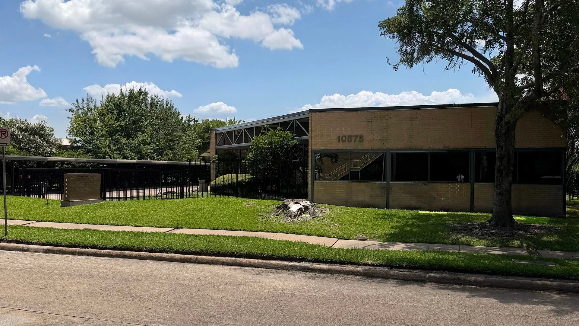 10575 Westoffice Dr — Sale in Houston, TX, photo 3 of 5
