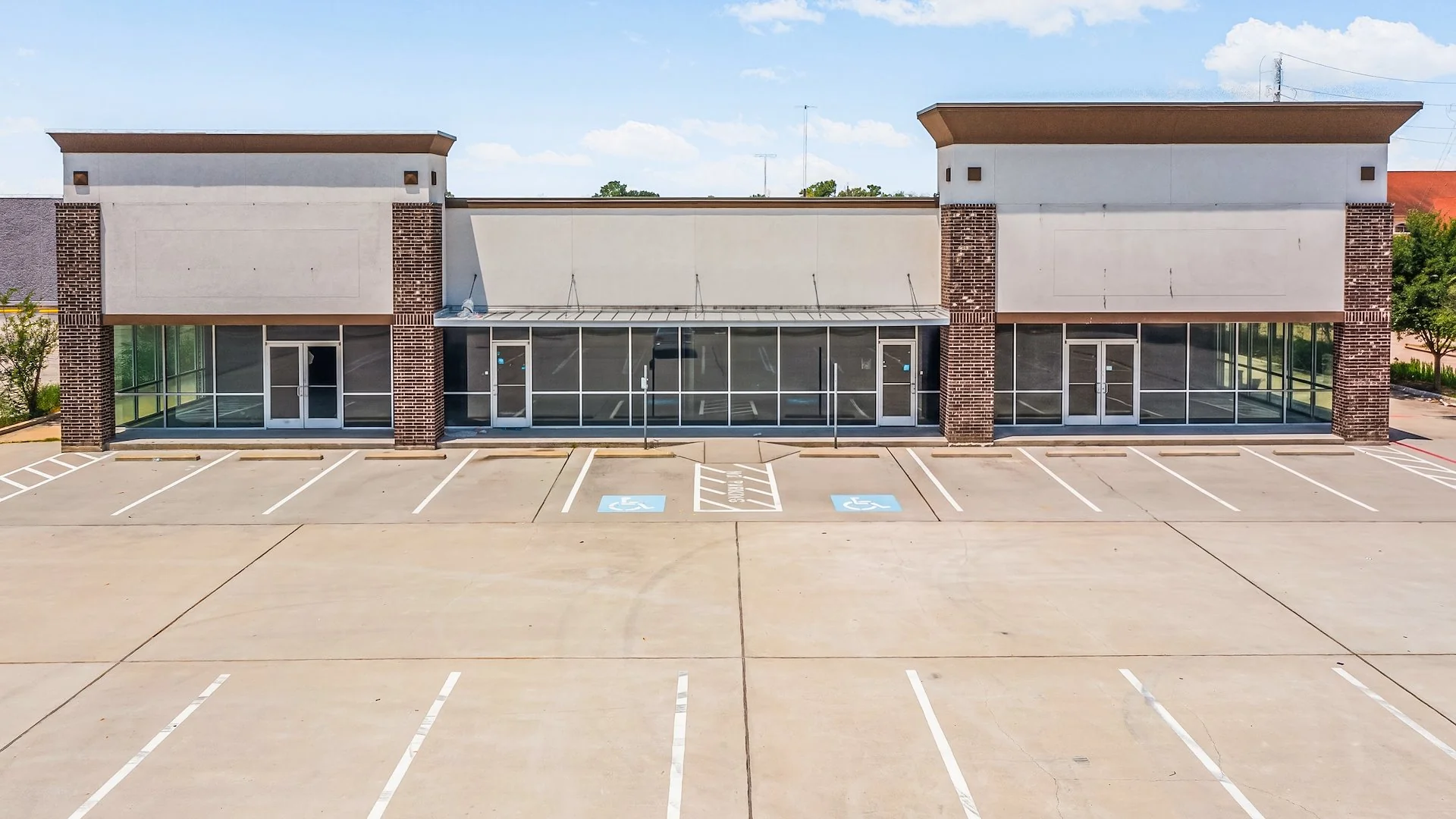 North Freeway Retail Center — Sale in Houston, TX, photo 3 of 5