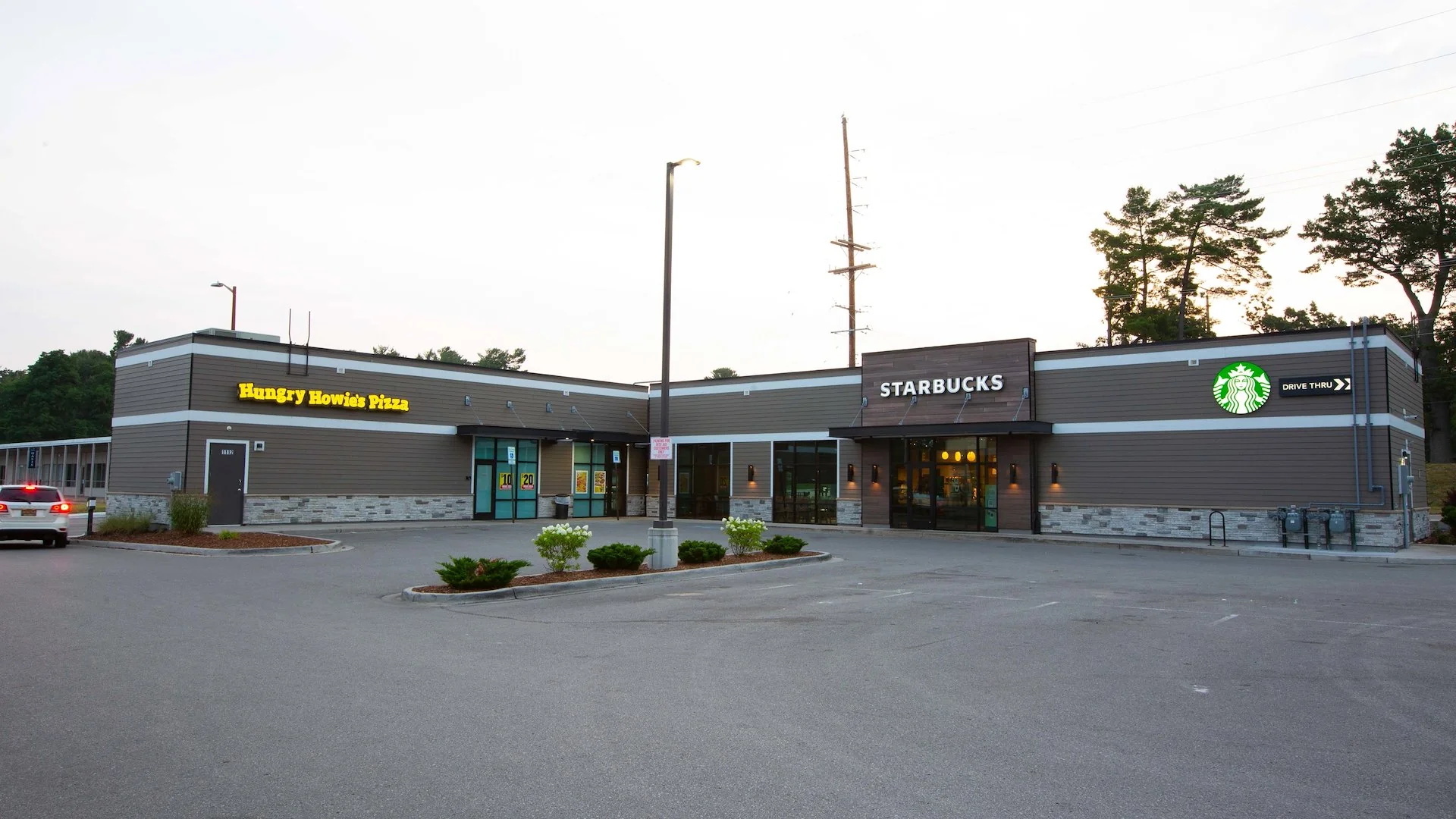 Starbucks - Hungry Howie's Pizza — Sale in Traverse City, MI, photo 2 of 2