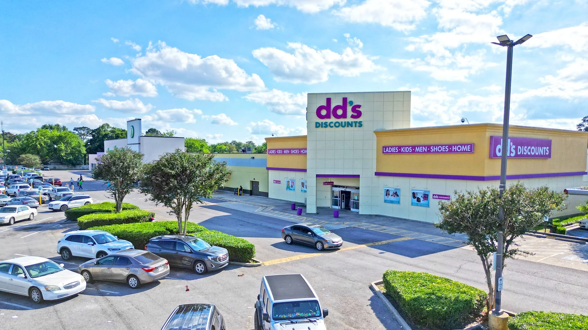 West Willow Grocery-Anchored Shopping Center — Sale in Lafayette, LA, photo 1 of 4