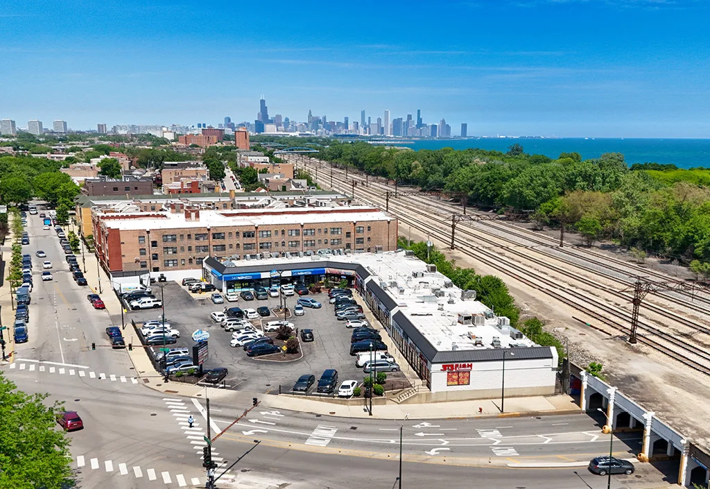 Lake Park Plaza — Sale in Chicago, IL, photo 1 of 8