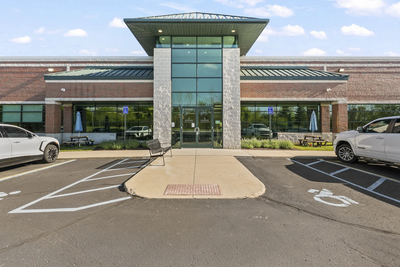 Novi Corporate Campus — Lease in Novi, MI, photo 3 of 8
