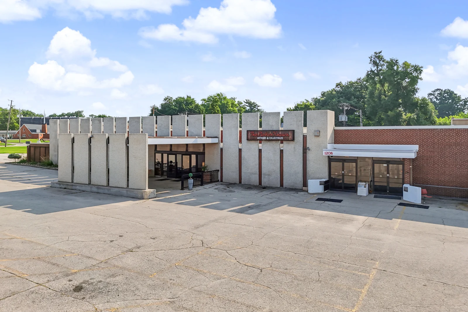 Retail in West Des Moines, IA — Sale in West Des Moines, IA, photo 1 of 3