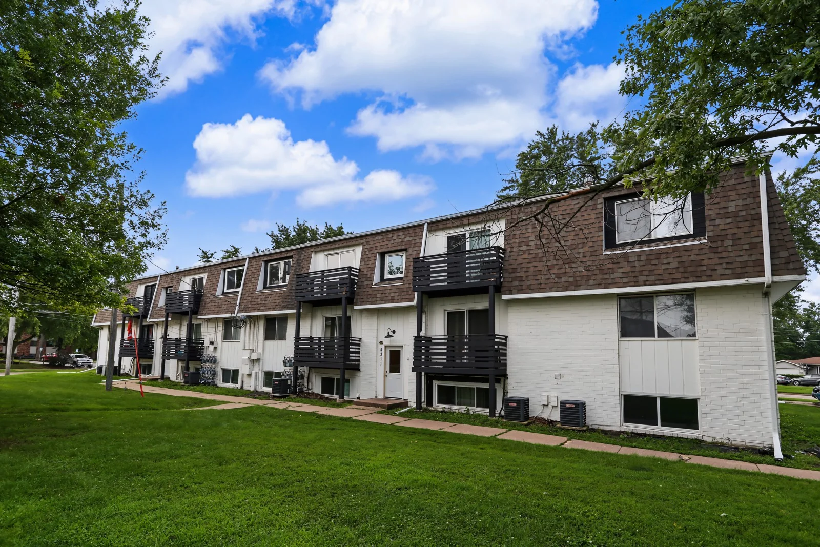 Hendrix 33 Apartments — Sale in Davenport, IA, photo 1 of 8