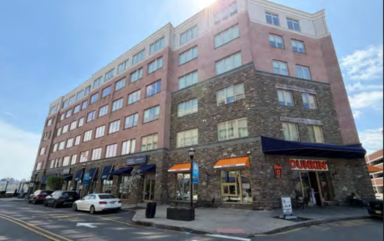 Edgewater Harbor — Lease in Edgewater, NJ, photo 1 of 8