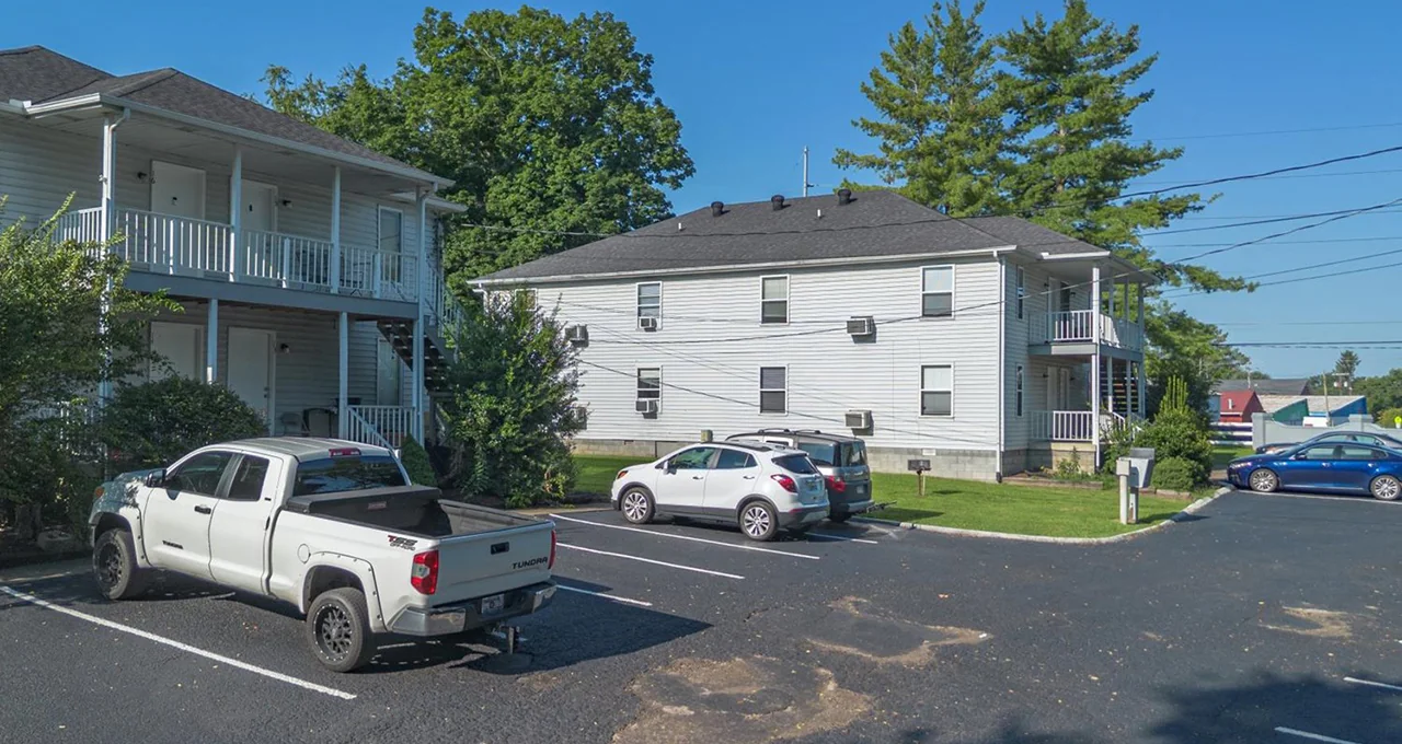 Pinewood Apartments — Sale in Gallatin, TN, photo 3 of 5