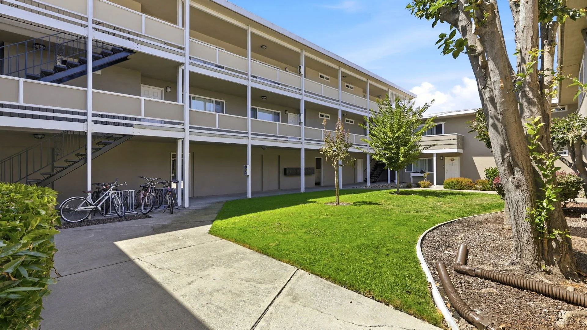 527 Walker Dr — Sale in Mountain View, CA, photo 2 of 8