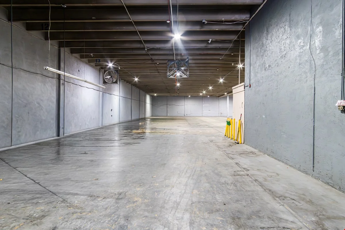 FREESTANDING 22,274 SF WAREHOUSE | 2 LOADING DOCS — Sale in Miami, FL, photo 3 of 8