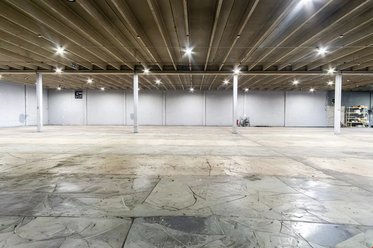 FREESTANDING 22,274 SF WAREHOUSE | 2 LOADING DOCS — Sale in Miami, FL, photo 4 of 8