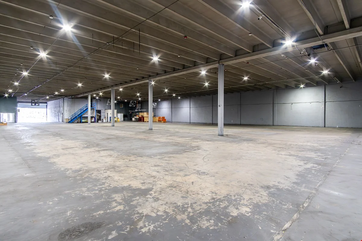 FREESTANDING 22,274 SF WAREHOUSE | 2 LOADING DOCS — Sale in Miami, FL, photo 5 of 8