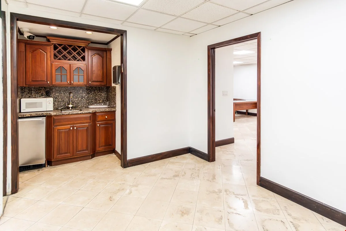 FREESTANDING 22,274 SF WAREHOUSE | 2 LOADING DOCS — Sale in Miami, FL, photo 7 of 8