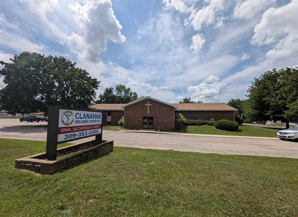 2221 N Parkway Dr — Lease in Pekin, IL, photo 2 of 8