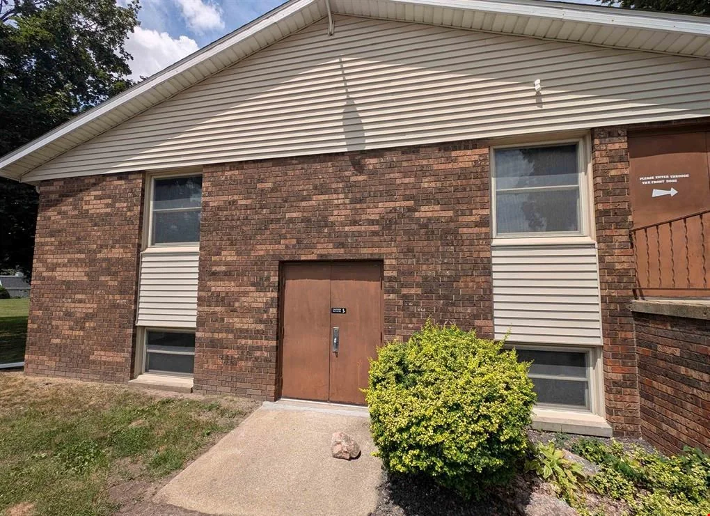 2221 N Parkway Dr — Lease in Pekin, IL, photo 3 of 8