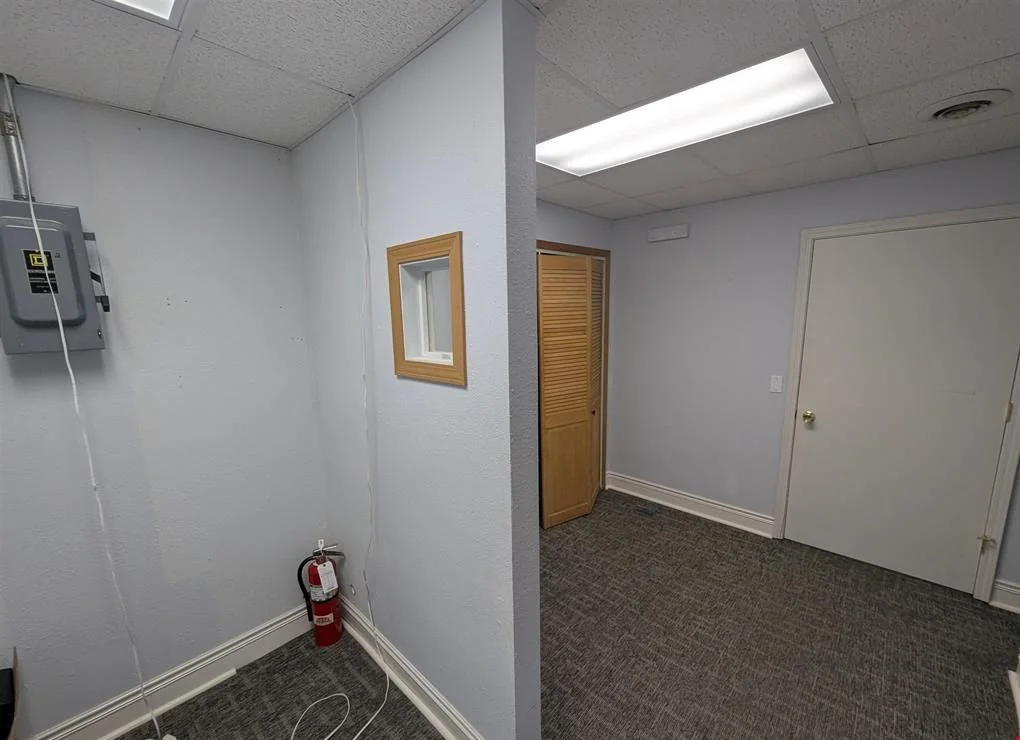 105 N Parkway Dr — Lease in Pekin, IL, photo 4 of 8