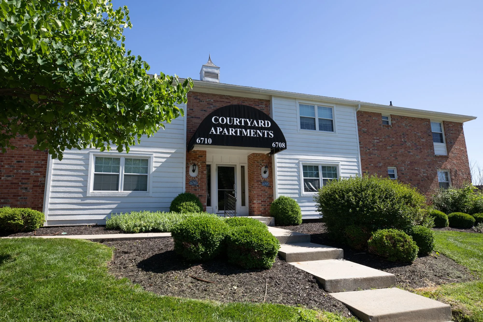 Courtyard — Sale in Overland Park, KS, photo 1 of 5