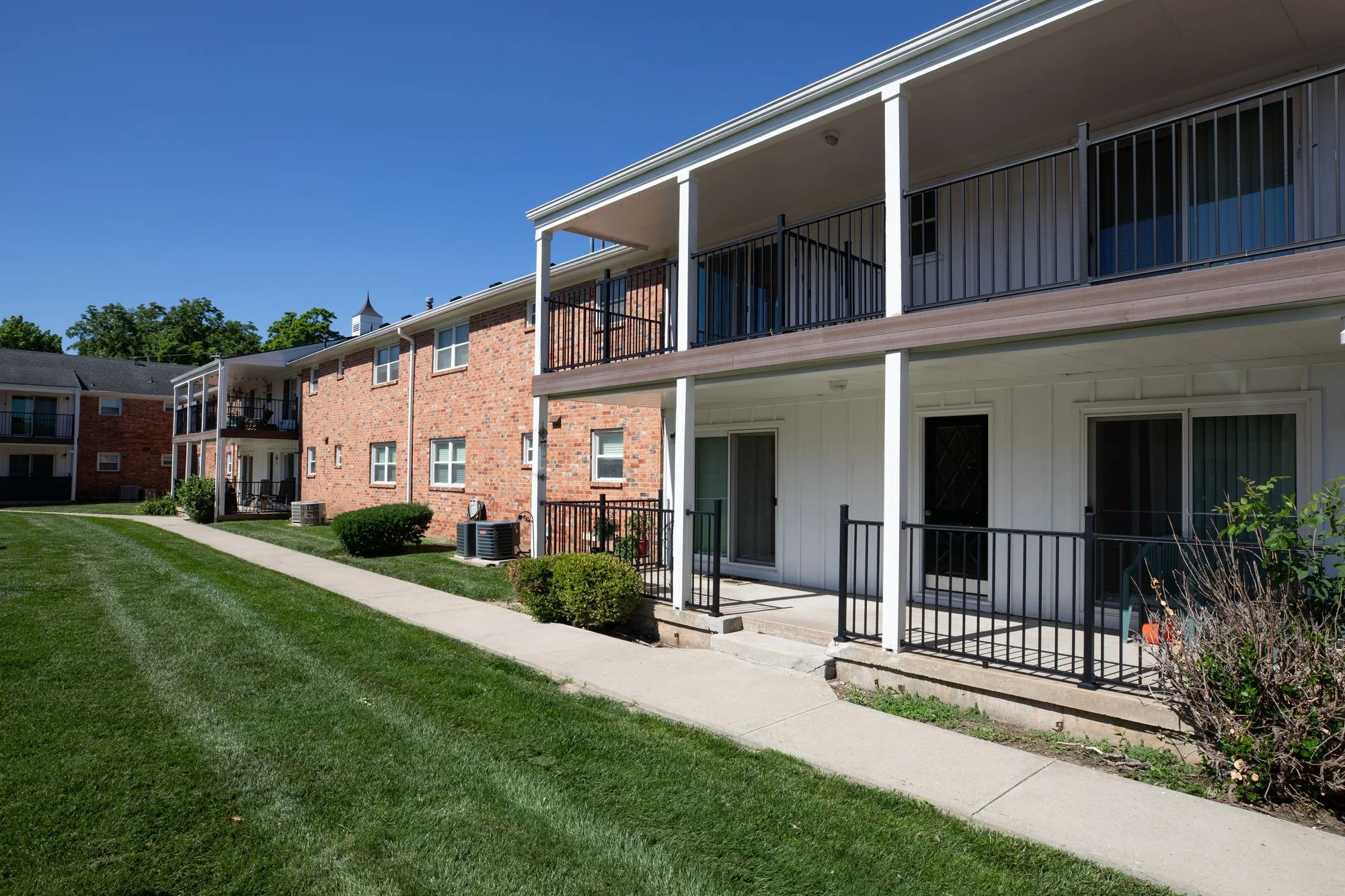 Courtyard — Sale in Overland Park, KS, photo 2 of 5