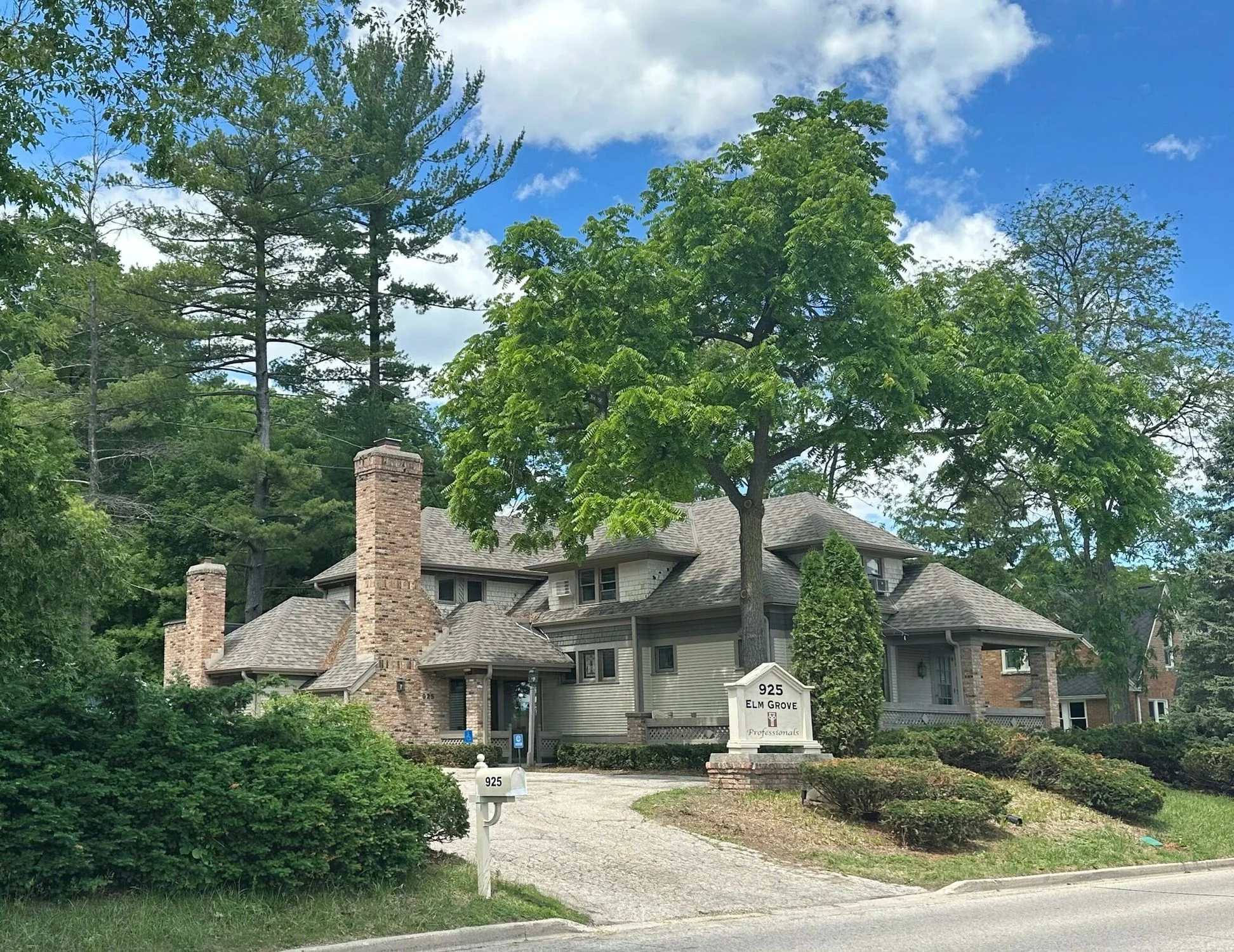 925 Elm Grove Rd — Sale in WI, photo 1 of 8