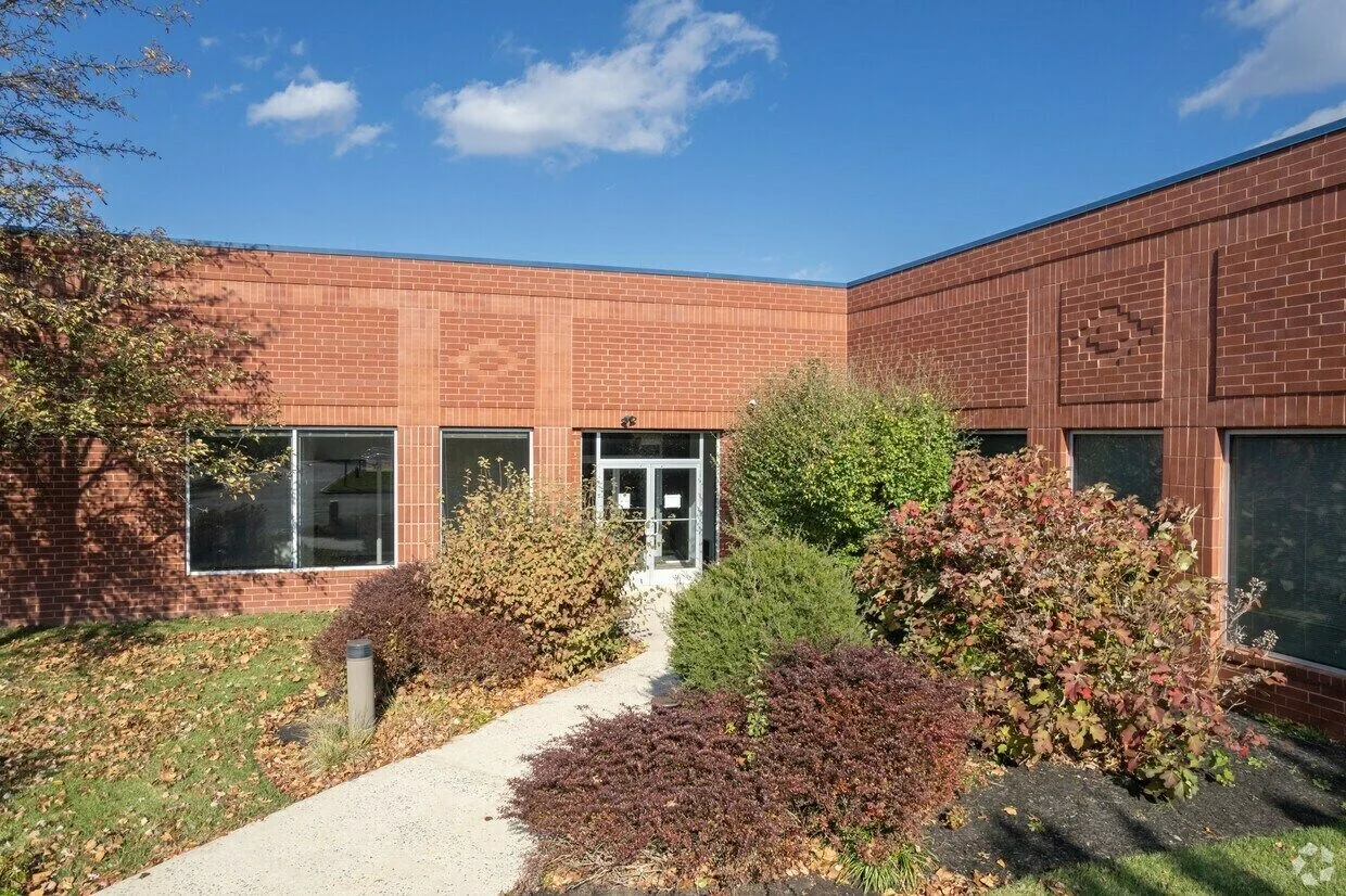 402-404 Lippincott Drive — Lease in NJ, photo 5 of 8