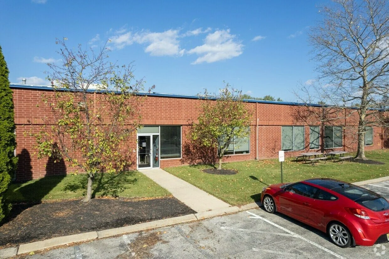 402-404 Lippincott Drive — Lease in NJ, photo 6 of 8