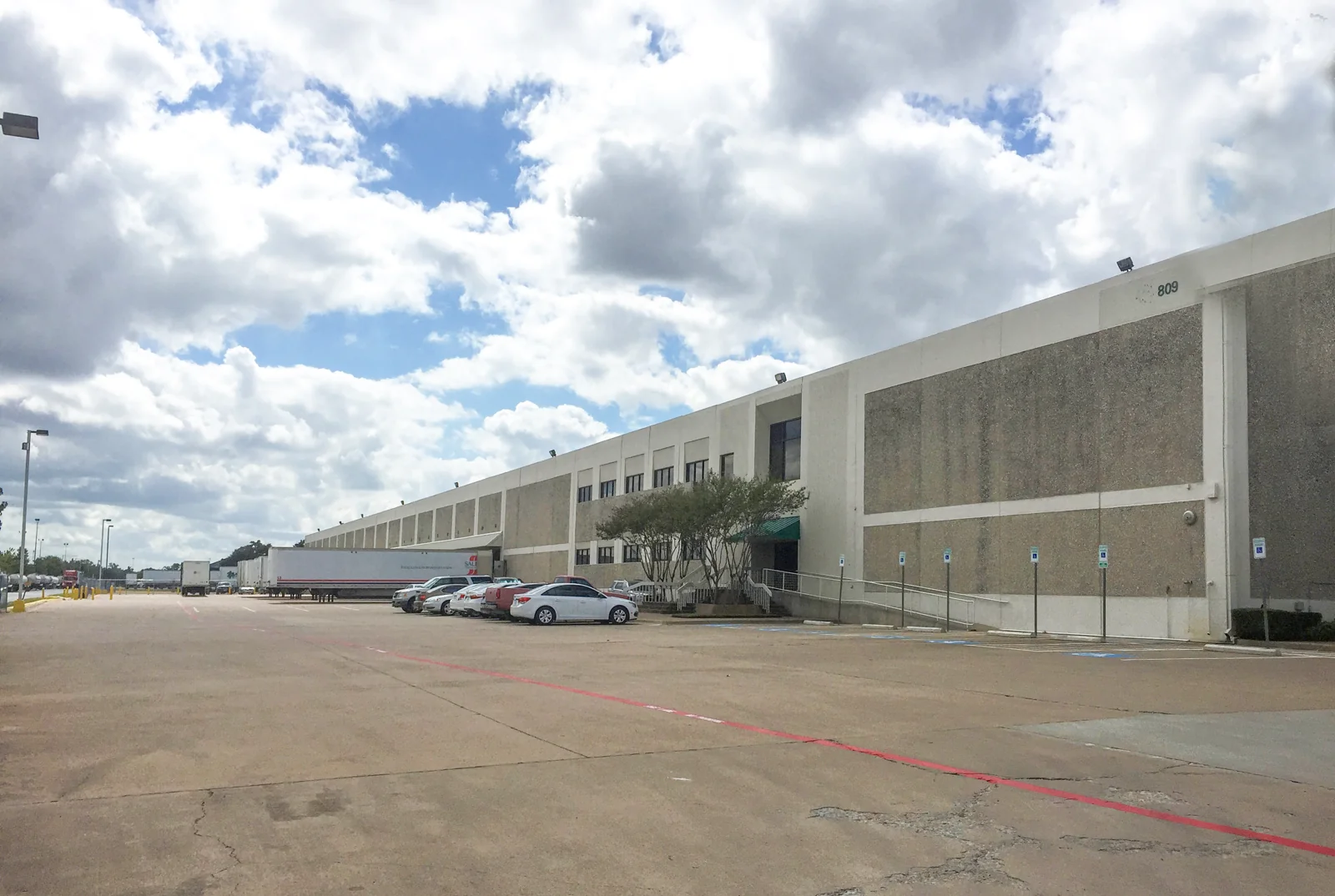 GSW Distribution Center — Lease in Arlington, TX, photo 1 of 2