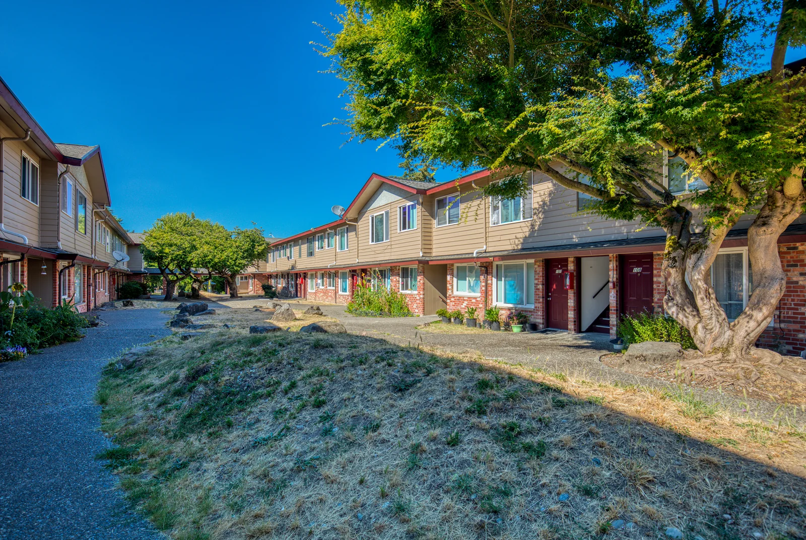 Colonial Garden Apartments — Sale in Tukwila, WA, photo 5 of 8