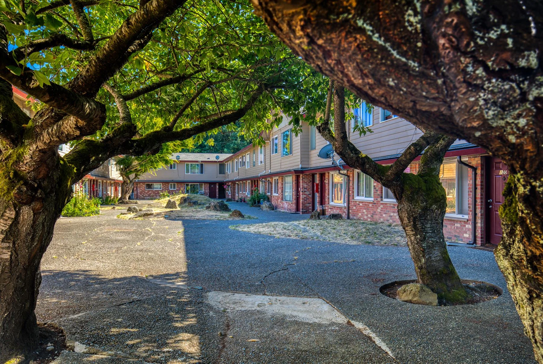 Colonial Garden Apartments — Sale in Tukwila, WA, photo 6 of 8