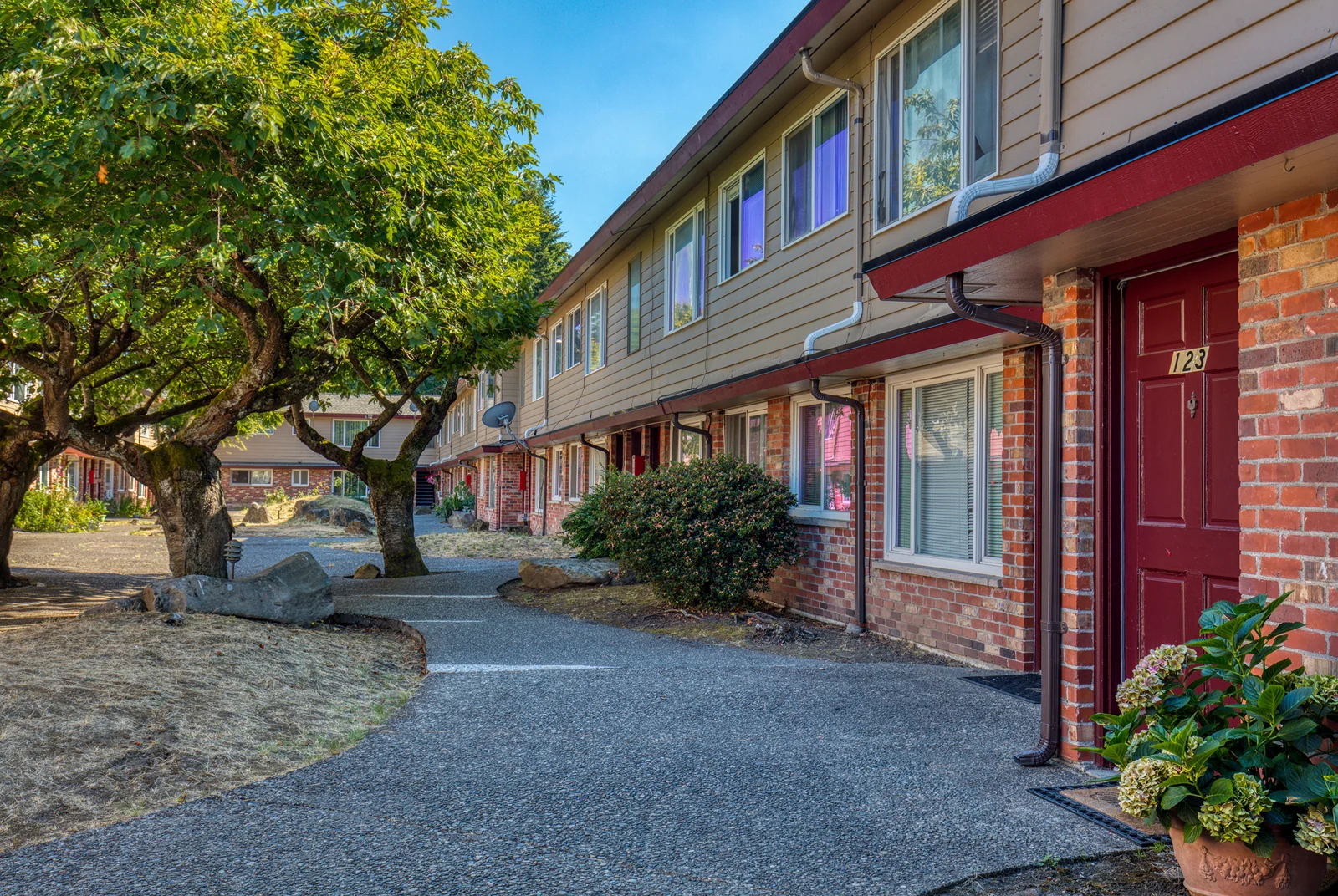 Colonial Garden Apartments — Sale in Tukwila, WA, photo 7 of 8