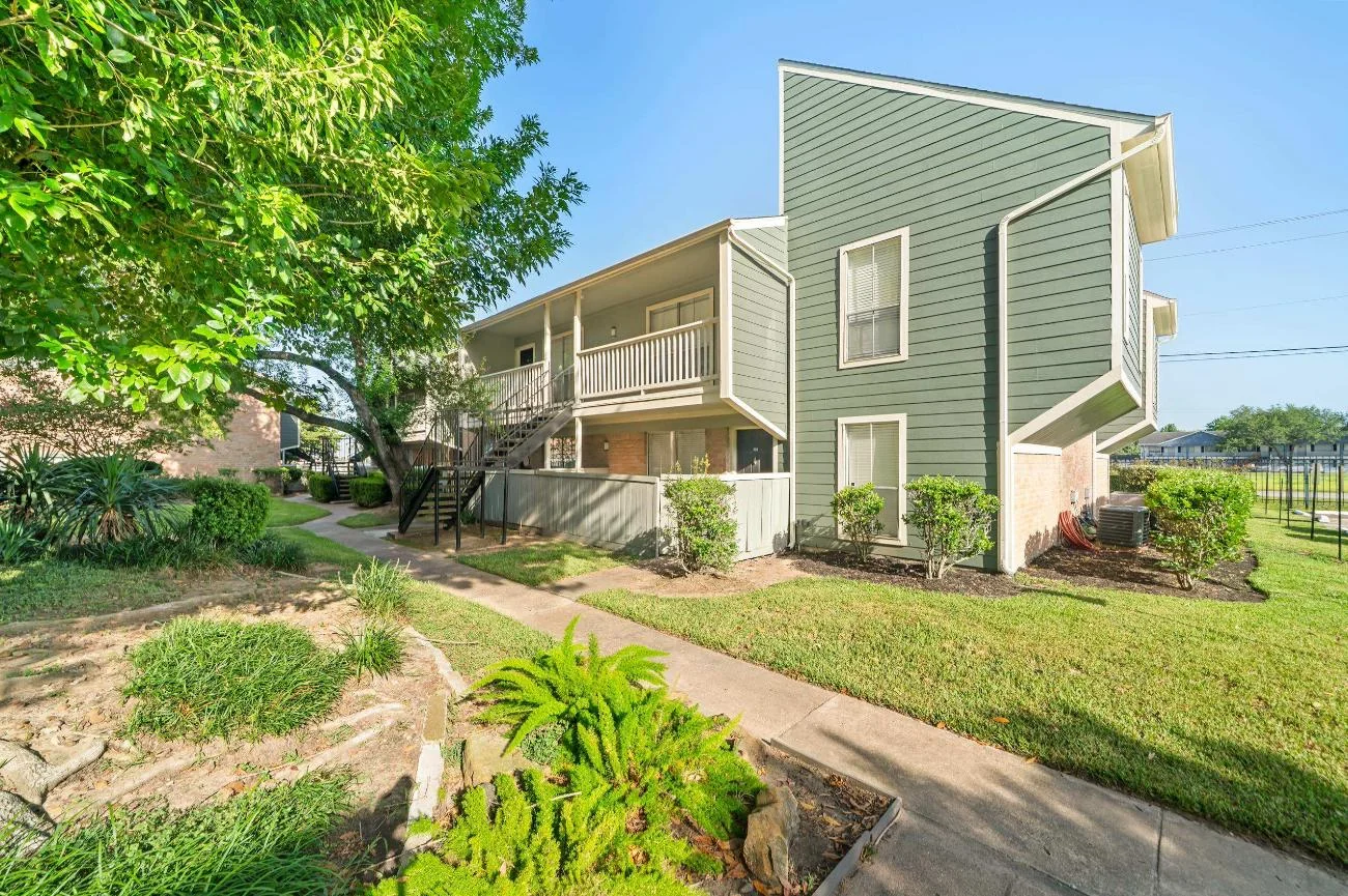 Huntington Oaks — Sale in Alvin, TX, photo 1 of 8