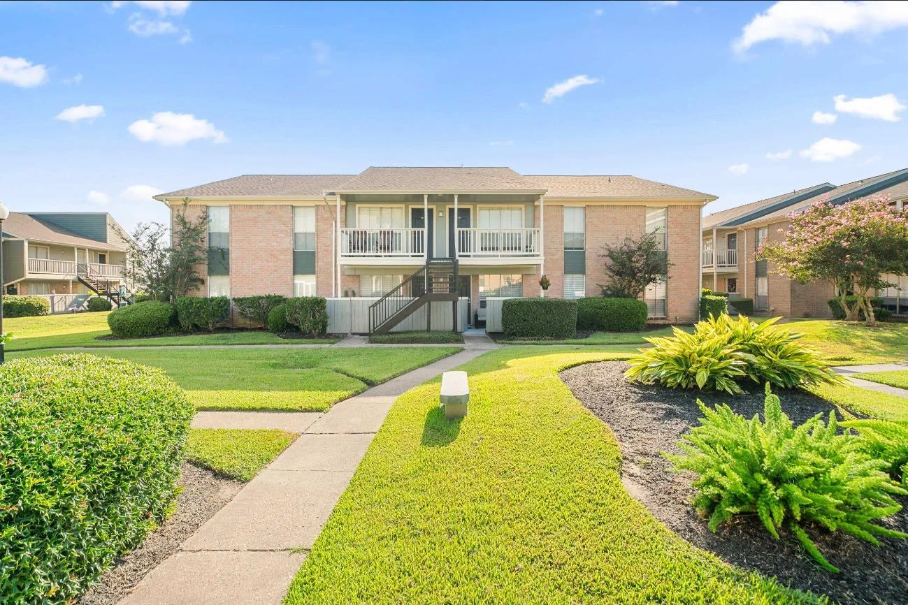 Huntington Oaks — Sale in Alvin, TX, photo 2 of 8