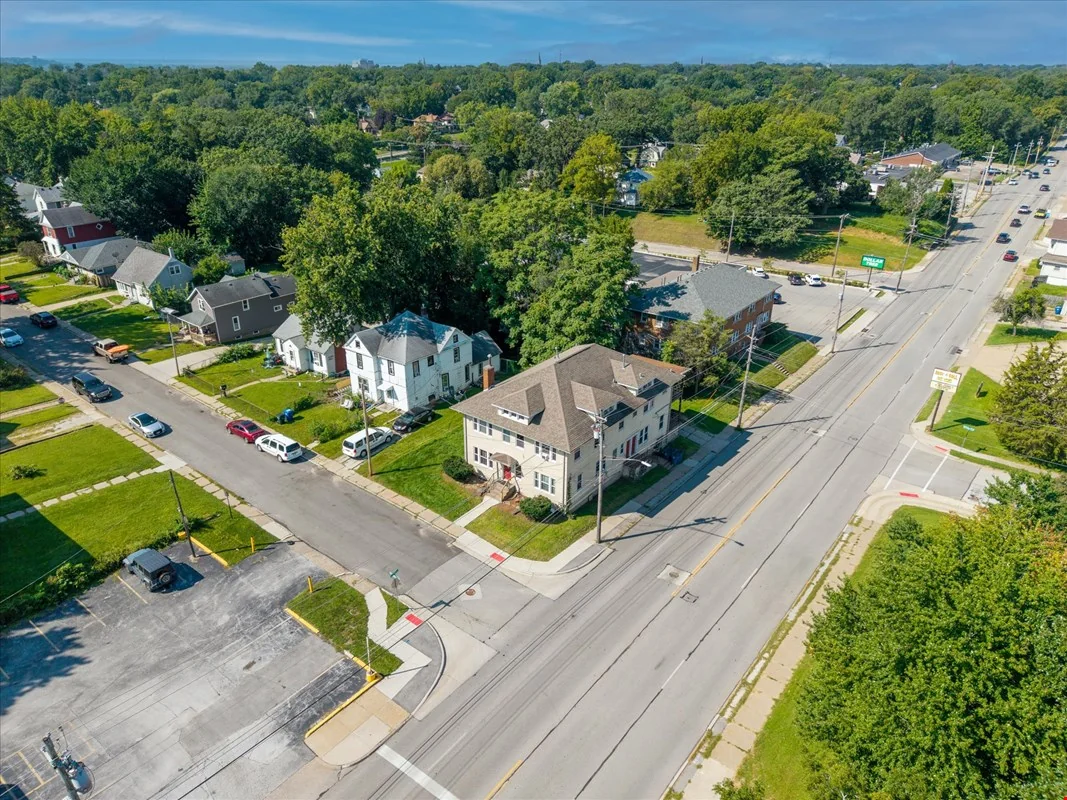 1818 Esplanade Ave — Sale in Davenport, IA, photo 1 of 8