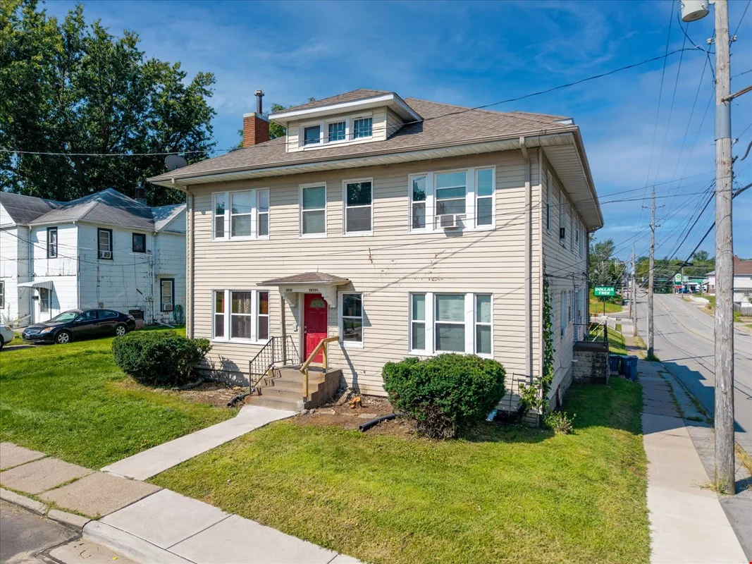1818 Esplanade Ave — Sale in Davenport, IA, photo 5 of 8