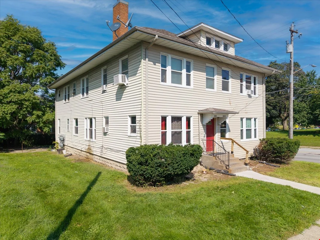 1818 Esplanade Ave — Sale in Davenport, IA, photo 6 of 8