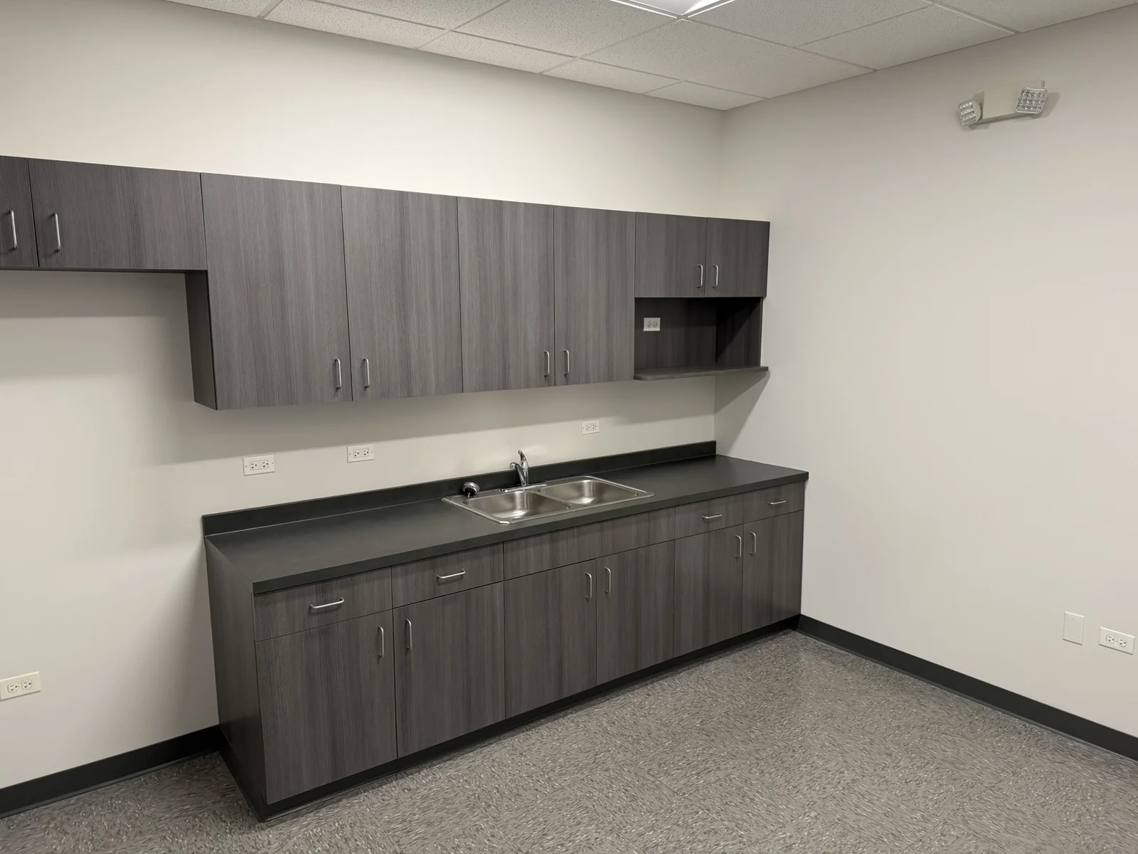 9655 Soreng Avenue — Lease in Schiller Park, IL, photo 7 of 8