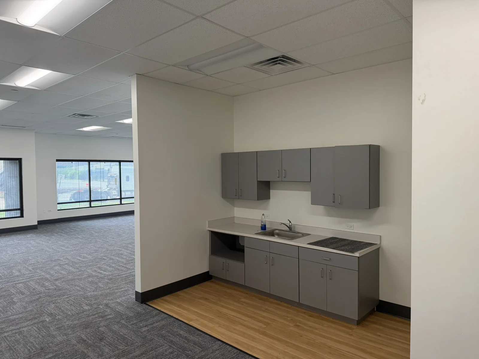 2440 Pratt Blvd — Lease in Elk Grove Village, IL, photo 7 of 8