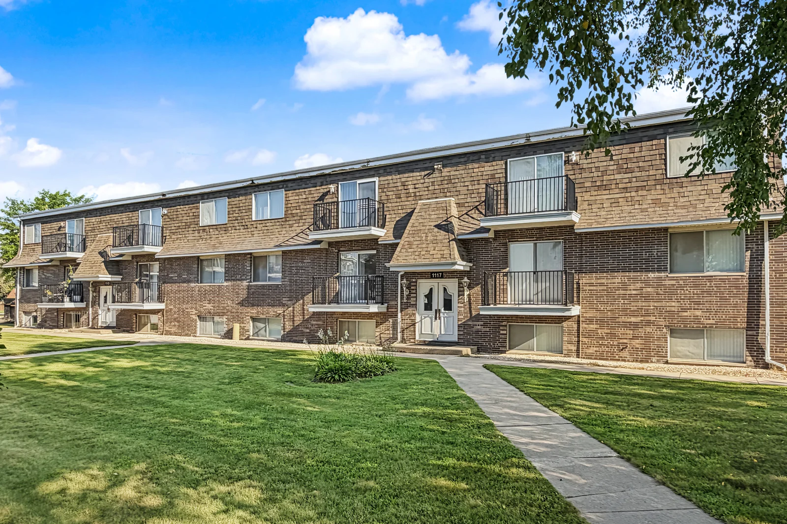 De Ville Apartments — Sale in Mason City, IA, photo 1 of 3