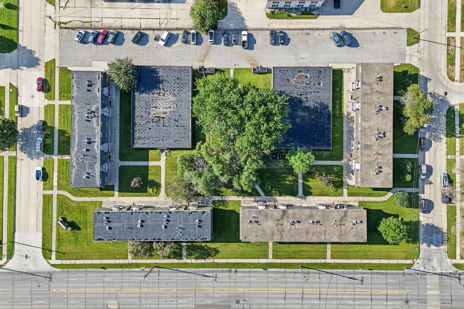 De Ville Apartments — Sale in Mason City, IA, photo 2 of 3