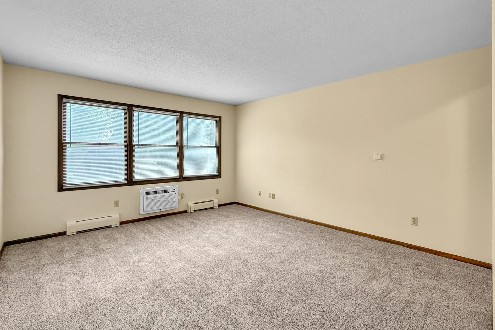 Northtown Apartments — Sale in Des Moines, IA, photo 2 of 8